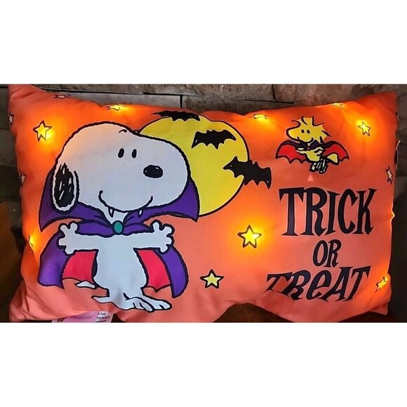 Peanuts Halloween Pillow Lights Up Snoopy Vampire Trick Or Treat New - Picture 1 of 6